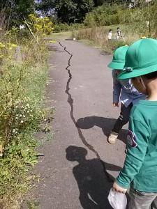 水の行方を見つめる子ども