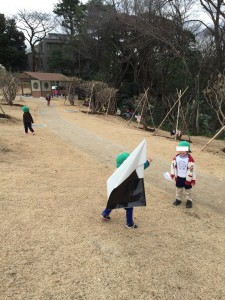 自分と同じくらいの紙飛行機を飛ばす3歳児