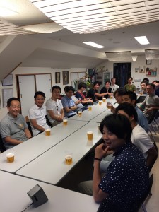 会議室で皆さん何かを見ておられますね。