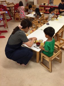 こうして、毎晩、子ども達の夕食を見守る調理師が新宿せいがにはいます。