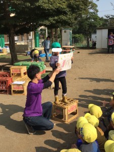 園庭での注意事項、遊び方の説明を受けています。時に聞き手に問いかけるような紙芝居のようなつくりになっていて、とてもわかりやすかったです。