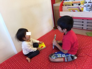 5歳児が１歳児に読み聞かせ