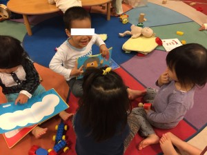 １歳児が１歳児に読み聞かせ