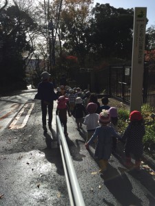 「あれー？」「公園しまってる！」と子ども達の声。