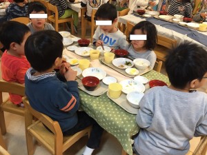 男の子に囲まれ泣き出しそう…