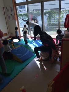 自然、職員のうしろに隠れる子ども達です。