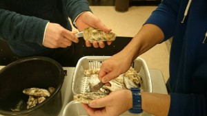 この牡蠣は、遅番だった加藤以外の塾生が協力して剥いてくれたものです。