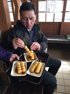 皆でみたらし団子を食べました♪