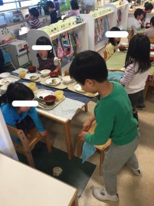 するとらんらん組(4歳児クラス)の子が助っ人に来てくれました。