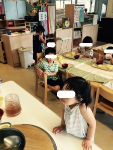 「もうすぐ麺が来るんだよー。」このボーダーの男の子はおかわりに来る子に話しかけ、自分の気持ちを逸らしていました。