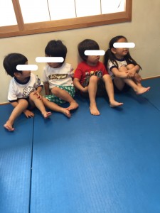 左の子とお喋りをしながら待っています。