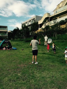 おやつ後、遊んでいると園の保護者の方とお会いしました。一緒になって遊んでいただき、帰り際に頂いた「こちらこそ遊んでいただいてありがとうございました。」との言葉に、保護者の方々にも保育を理解し、温かく見守ってもらえている日常があるのだということに改めて気付かされるような思いになりました。 