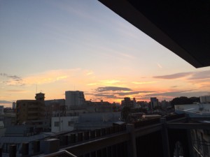 会議室から見える夕日がきれいなpm17:15