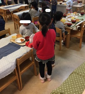 悲しい表情の女の子(3歳児クラス、白い服なので以下白ちゃん)にティッシュを持ってきてあげたドット柄の女の子(3歳児クラス、以下ドットちゃん)と赤い洋服の女の子(3歳児クラス、以下レッドちゃん)です。