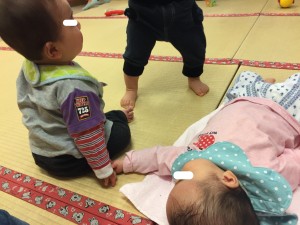 4月のある日の写真たちでうす。写真右手の子は、おもむろに隣の子の手をつなごうとしていました。