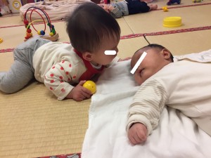 寝ている赤ちゃんに近づいて、