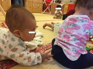 左手の子が違う方を向いても 、その子を追うかのようのような姿を見せてくれました。