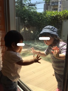 ぐんぐん組(1歳児クラス)の女の子が来てくれました。