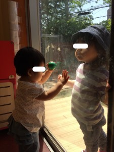 ぐんぐん組(1歳児クラス)の子も、こんな風にアプローチ。