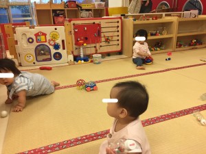 つられることなく、穏やかに過ごすクラスの子たちのいる光景でした。 