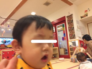 お母さんとのバイバイに悲しみの表情のちっち組(0歳児クラス)の男の子。