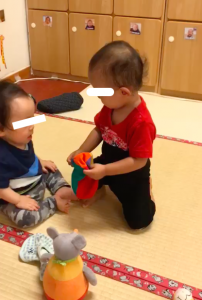 当時約1歳2ヶ月の二人。写真右の子が手に持ったカバーを、