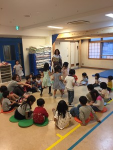 わいらんすい(3・4・5歳児クラス)も、先日から朝の会、時に帰りの会をこのような形で行っています。