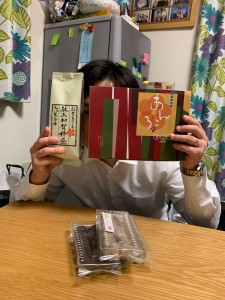 西田先生本人とお茶とあんころ餅